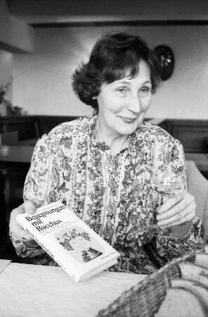 Laufen: Winzergenossenschaft, Ingeborg Hecht-Studniczka, Buchübergabe "Begegnungen mit Bacchus", Morstadt Verlag, Kehl, beim Autogramme geben