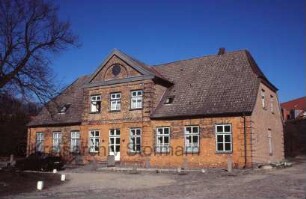 Gut: Lübecker Straße 6: ehemaliger Wirtschaftshof: Verwalterhaus: Ansicht von Südwesten: traufständige Front mit Mittelrisalit und Eingangstür: in Frontgiebel Uhr