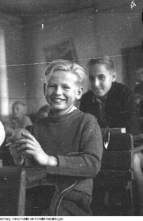 "Volkskontrolle". Verteilung beschlagnahmter Waren an Bedürftige und Schulkinder durch die Volkskontrolle, 1950