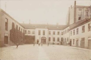 Altes Rathaus Charlottenburg, Hinterfront