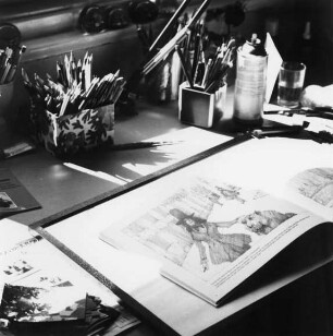 Zeichentisch Paul Flora (1922-2009; österreichischer Zeichner, Karikaturist, Grafiker und Illustrator; austrian drawer and illustrator).1985