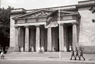 Berlin: Ost; Wachablösung am Ehrenmal