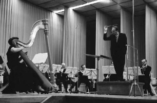 Donaueschingen: Donaueschinger Musiktage; Südwestfunkorchester Hans Rosbaud, dirigiert; links: Harfe