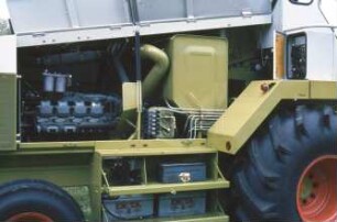 Fotografie: Erntetechnik, Feldhäcksler selbstfahrend, Verbrennungsmotor, Batterie