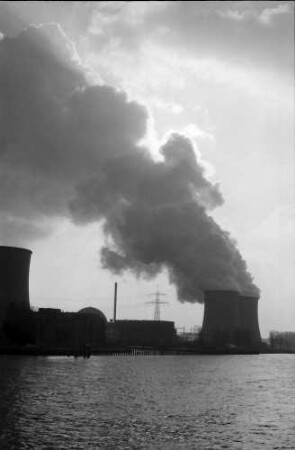 Biblis: Dampfwolke des Atomkraftwerks, Gegenlicht von Norden
