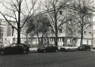 Dresden-Pieschen, Rehefelder Straße 39. Wohn- und Geschäftshaus (Städtische Bibliotheken, Bibliothek Nordwest) (um 1928). Eckansicht mit Fassade Wurzener Straße