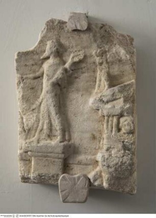 Relieffragment mit männlicher Figur und Tempelfassade