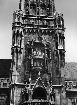 München, Marienplatz 8. Neues Rathaus (1867/1908; G. von Hauberrisser). Teilansicht des Turmes