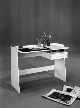 Schreibtisch : Leipzig. Leipziger Herbstmesse, 1986. Schreibtisch. Holz, weiß beschichtet (1986; VEB Märkische Möbelwerke Trebbin)