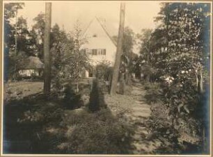 Landhaus Dr. Petz, Berlin-Nikolassee: Gebäudeansicht von der Straßenseite mit Gartenweg zum Haus Südwestseite