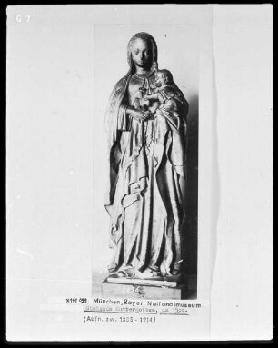 Stehende Muttergottes