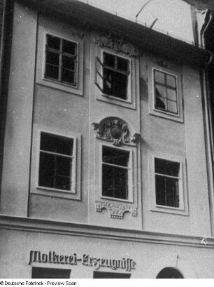 Bautzen, Reichenstraße (?). Wohnhaus mit Laden für Molkerei-Erzeugnisse. Straßenansicht (1. und 2. Obergeschoss)