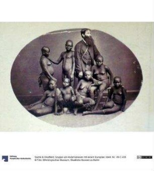 Gruppe von Andamanesen mit einem Europäer