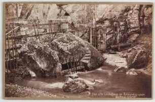 Böhmische Schweiz. Der alte Lachsfang (Flöß-Schütz) im Edmundsgrund. Fotografie von Hermann Krone (Kabinett: Albuminpapier mit Negativbeschriftung auf beidseitig mit hellbraunem Papier kaschierten Karton). Um 1891