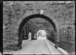 Maastricht, Niederlande. Durchgang zwischen Westwerk der Sankt Servatius Basilika und den ehemaligen Konventsgebäuden