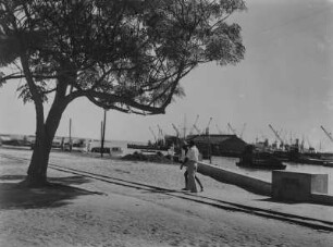 Hafenbild : Verladekräne im Hafen von Beira