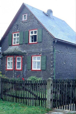 Detail voriges Bild: ein Wohnhaus, kleiner Vorbau im EG, Giebel mit Fenstern, Traufseite ohne Fenster