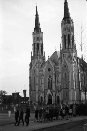 Vinga: Prozession, Hintergrund Kirche