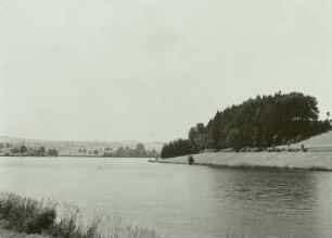 Dittmannsdorfer Teich südwestlich von Sayda, Wasserversorgung des Freiberger Bergbaureviers, Blick über den Teich zum Staudamm