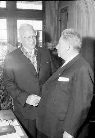 Freiburg: Regierungspräsidium; Bundesverdienstkreuz für Georg Menges; Regierungspräsident Dichtel überreicht es
