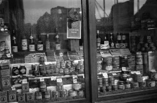 Stuttgart: Schaufenster mit amerikanischen Waren