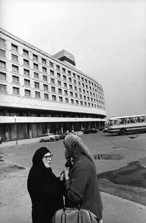 Leningrad ca. 1975, zwei alte Frauen plauschen vor dem Hotel Moskwa