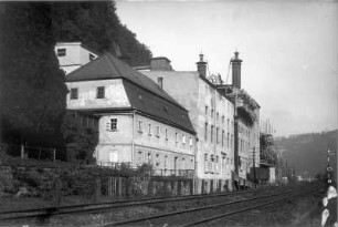 Reinhardtsdorf-Schöna. Schöna, Nr. 105. Malzfabrik, ehemalige Schiebmühle. Elbseite über die Gleisanlagen