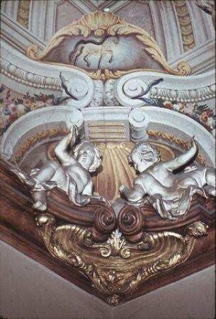 Illusionistische Architektur mit fingierten Reliefs: Allegorien der Künste und Wisenschaften und römische Kaiserporträts