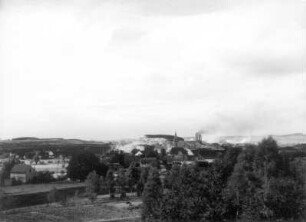 Türchau (Turoszów/Polen). Ortsansicht gegen Braunkohlentagebau und Niederbusch. Blick vom Silberberg nach Westen