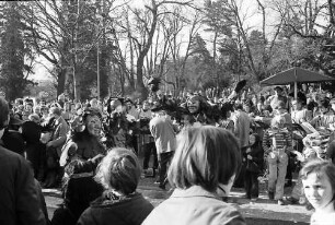 Freiburg: Freiburger Fasnet 1977 [Zunft und Zuschauer am Straßenrand]
