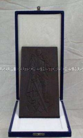 Plakette mit Motiv des Sowjetischen Ehrenmales in Treptow