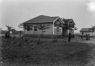 Schule in Ribeiro dos Santos : Eine Schule vom Typ "Grupo Escolar" auf einem eingezäunten Grundstück in Ribeiro dos Santos. Vor dem Haus Palmen.