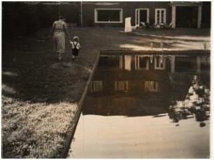 Garten Albert Speer, Berlin-Zehlendorf: Schwimmbassin, Frau mit Kleinkind