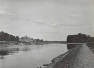 Elbe mit altem Dampfer Schandau, Blick stromaufwärts gegen Schloss Pillnitz