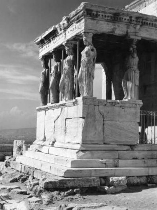 Karyatiden der Erechtheion-Vorhalle, Akopolis-Hügel, Athen, Griechenland, aus der Serie 'Die Welt des Tabaks'