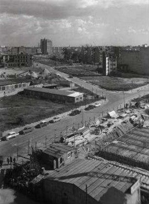 210° Panorama, Bild 6 von 10. Blick von der Sektorengrenze Zimmerstraße über die Baustelle Axel-Springer-Verlagshaus bis Richtung Baustelle GSW-Hochhaus. Berlin-Kreuzberg, Rudi-Dutschke-Straße