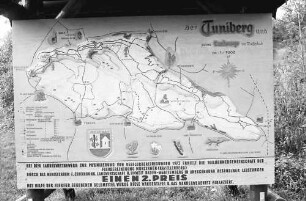 Munzingen: Tuniberg Relieftafel an der Ehrentrudiskapelle [Erentrudiskapelle]