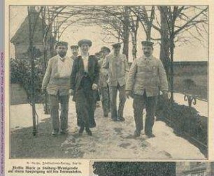 Fürstin Marie zu Stolberg-Wernigerode bei einem Spaziergang mit verwundeten Soldaten