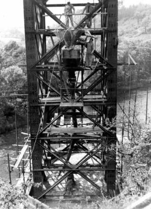 Schwäbisch Hall Tullauer Kocherviadukt 1367 Behelfsbrücke Baustelle Betonierung Pfeiler F Betonschütte Bauarbeiter