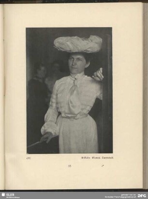 [Frau mit einem großem Hut in weiße Robe gekleidet]