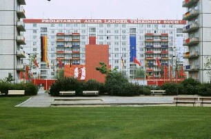 Berlin, Karl-Marx-Allee. Neubaublock mit Spruchband "Proletarier aller Länder, vereinigt Euch!"
