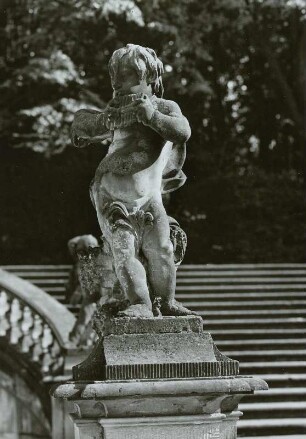Panpfeife blasender Putto, Park Großsedlitz : Heidenau-Großsedlitz. Barockgarten (1719/1727; J. C. Knöffel, M. D. Pöppelmann, Z. Longuelune). Treppenanlage "Stille Musik" (um 1730; M. D. Pöppelmann), Panpfeife blasender Putto