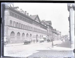 Untere Königstraße mit Blick zum Königstor (1922 abgebrochen), kgl. Kunstgewerbeschule (links im Bild)