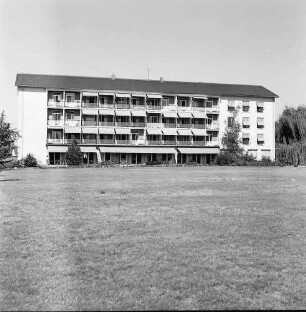 Bad Krozingen: Sanatorium Theresienbad; Außenansicht mit Markisen