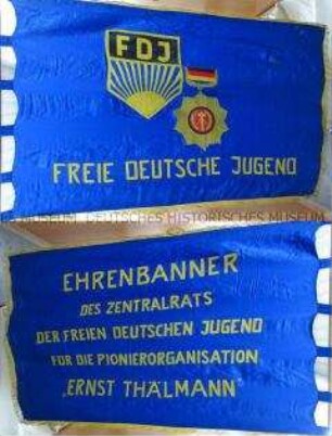 Ehrenbanner der Freien Deutschen Jugend mit Vaterländischem Verdienstorden in Gold an die Pionierorganisation "Ernst Thälmann"