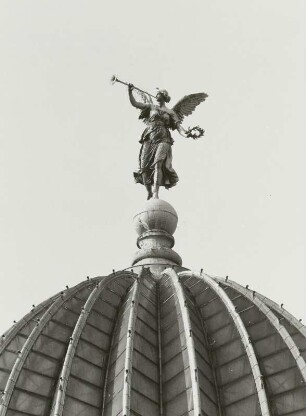 Fama : Ausstellungsgebäude des Sächsischen Kunstvereins. Glaskuppel mit Fama von Robert Henze