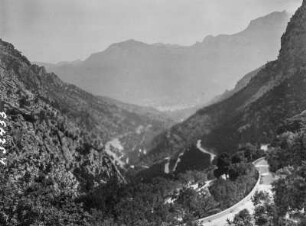 Passstraße nach Sóller : Blick über ein Tal mit Passstraße im Gebirge