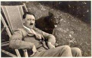 Adolf Hitler im Liegestuhl