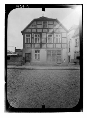 Perleberg, Kirchplatz, 1. Wohnhaus mit Laden. Straßenfront