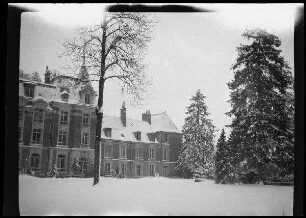 Montaigu (Dep. Aisne, Frankreich): Schloss mit schneebedecktem Park im Vordergrund ("Divisions-Stabs-Quartier")